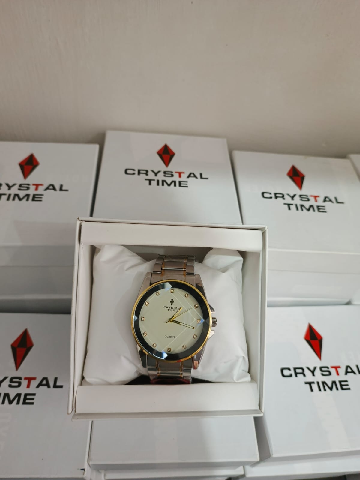 Golden Aura – Luxury Men's Quartz Watch with Crystal Accents